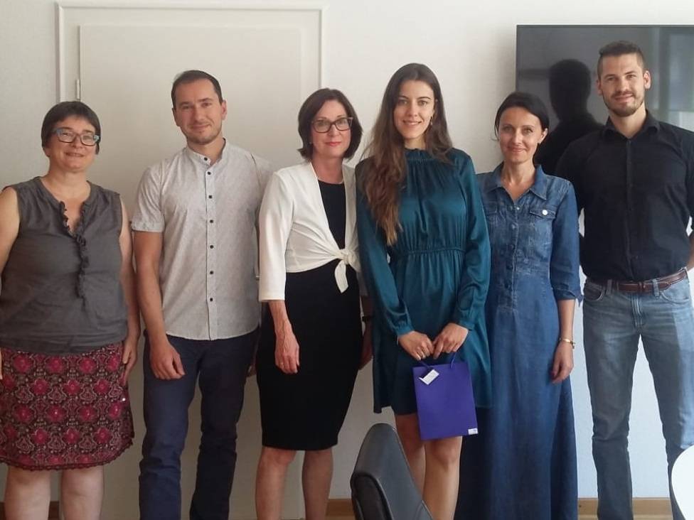 Adriana, Gewinnerin des Gesangswettbewerbs „Jeder kann singen“ zu Besuch bei der ersten Regionsrätin Cora Jeanette Hermenau